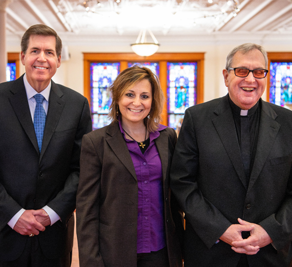 امرأة جالسة على كرسي بجانب منصة