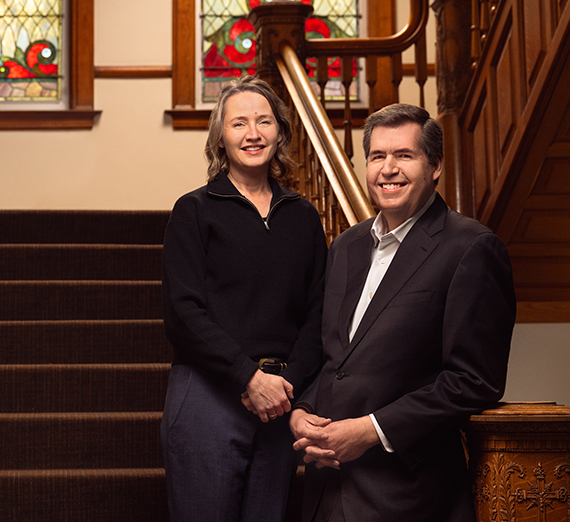 مركز ماكارثي الرياضي مغطى برشاقة زرقاء